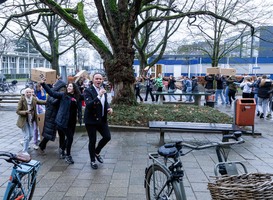 Leerlingen Montessori College verhuizen in polonaise naar een tijdelijk gebouw