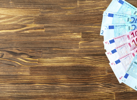 Drie vriendinnen brengen Stichting Leergeld een mooie cheque met geld