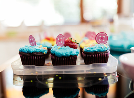 Vmbo-leerlingen uit Tilburg ontvangen cupcakes voor start eindexamens