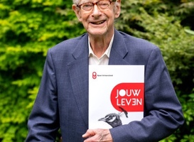 Student van 94 jaar haalt bachelor-diploma aan de Open Universiteit