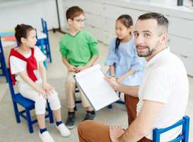 Leraar sluit leerlingen met autisme in zijn hart en schrijf een boek