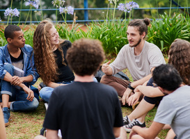 Schoolplein Alfa-college Kluiverboom ideale ontmoetingsplek voor jongeren