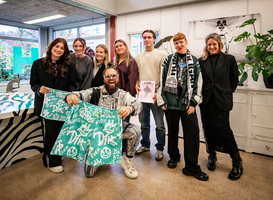 Eindhovense dj La Fuente draagt Summa-ontwerpen op het podium
