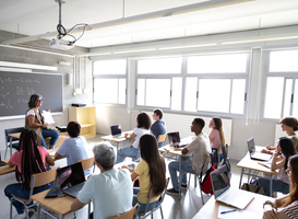 Lesrooster van middelbare school voor speciaal onderwijs is stuk gatenkaas