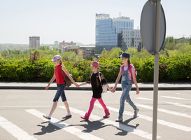 Leerlingen laten uit protest automobilisten bij hun school afremmen