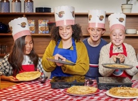 Basisscholen bakken pannenkoeken voor ouderen tijdens Pannenkoekdag