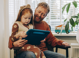Mediagebruik jonge kinderen daalt, maar nog steeds hoger dan officiële advies