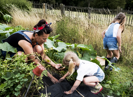 Moestuincoaches leren kinderen waar het eten vandaan komt
