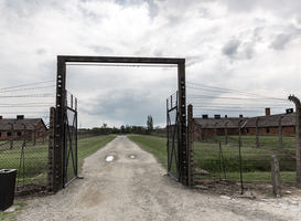 Geschiedenisdocent Albert heeft in zijn lokaal een raam uit Auschwitz staan